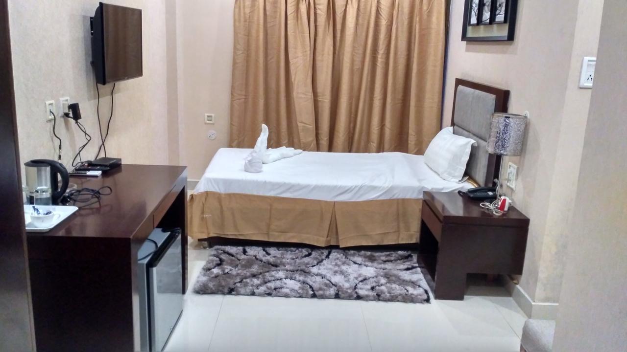 Hotel Grand Palace Джорхат Экстерьер фото