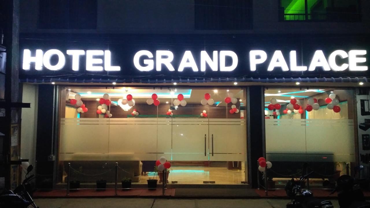 Hotel Grand Palace Джорхат Экстерьер фото