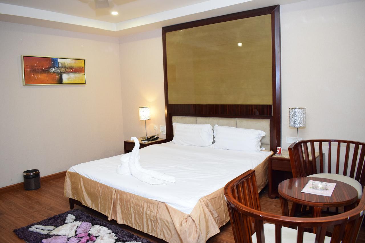 Hotel Grand Palace Джорхат Экстерьер фото