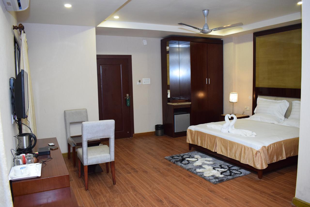 Hotel Grand Palace Джорхат Экстерьер фото