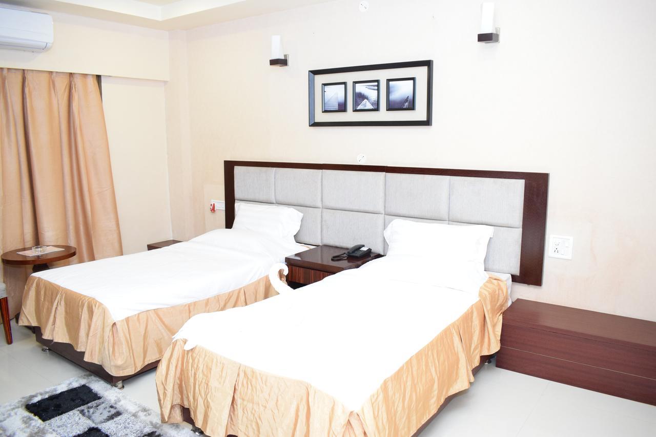 Hotel Grand Palace Джорхат Экстерьер фото