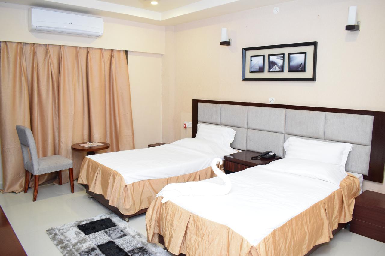Hotel Grand Palace Джорхат Экстерьер фото